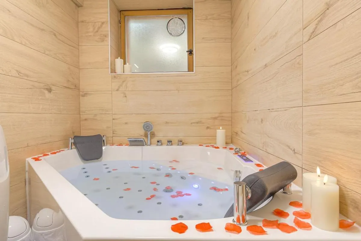 アパート Mairie Lb - Lyon 2 - Romantic Ambience With Whirlpool Baths コローニュ・オー・モン・ドール フランス