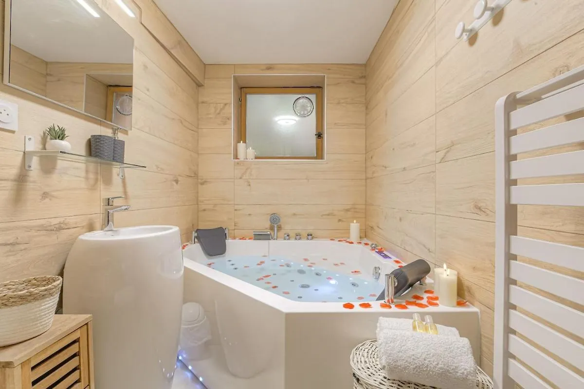 Mairie Lb - Lyon 2 - Romantic Ambience With Whirlpool Baths コローニュ・オー・モン・ドール 0*,