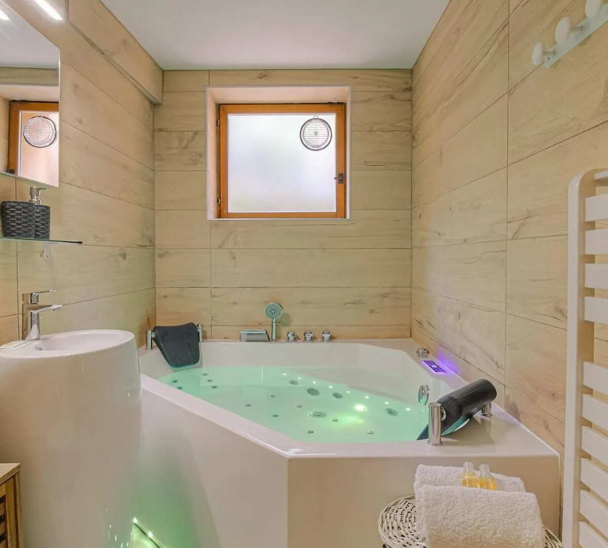 Mairie Lb - Lyon 2 - Romantic Ambience With Whirlpool Baths コローニュ・オー・モン・ドール